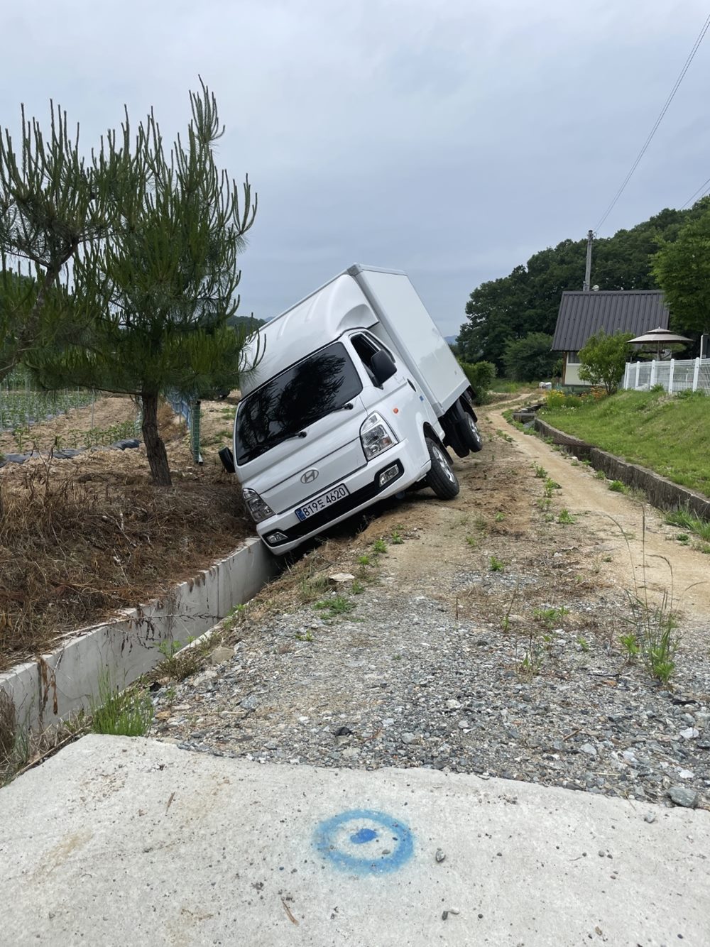 도로 이탈 차량 구난 현장